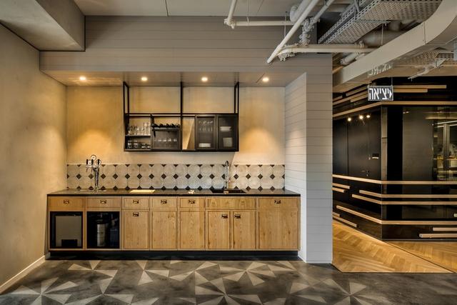 辦公空間:***生物科技公司工業(yè)風格辦公室設計