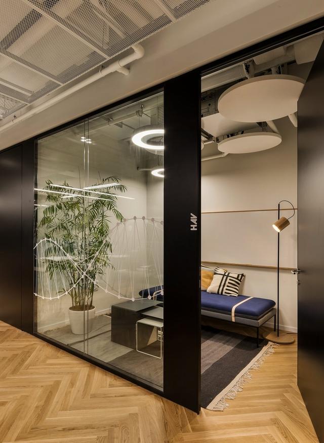 辦公空間:***生物科技公司工業(yè)風格辦公室設計