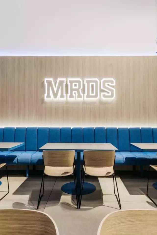 就喜歡這種天馬行空的藍，馬德里Movistar Riders辦公室設計