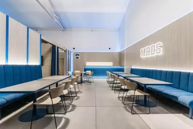 就喜歡這種天馬行空的藍，馬德里Movistar Riders辦公室設計