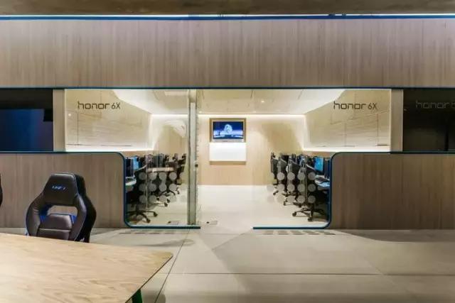 就喜歡這種天馬行空的藍，馬德里Movistar Riders辦公室設計