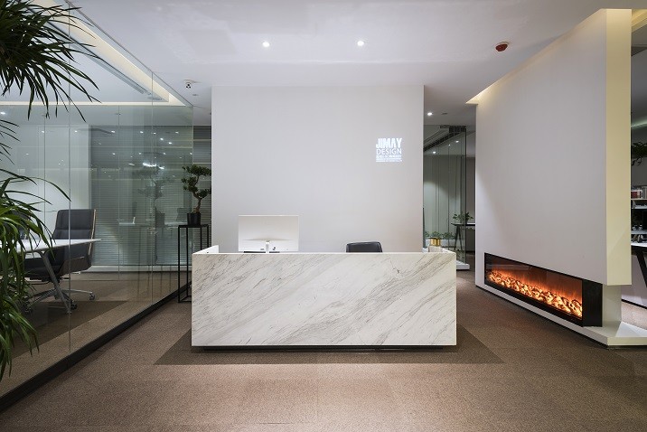 ‘少’不是空白而是精簡，‘多’不是擁擠而是＊＊。